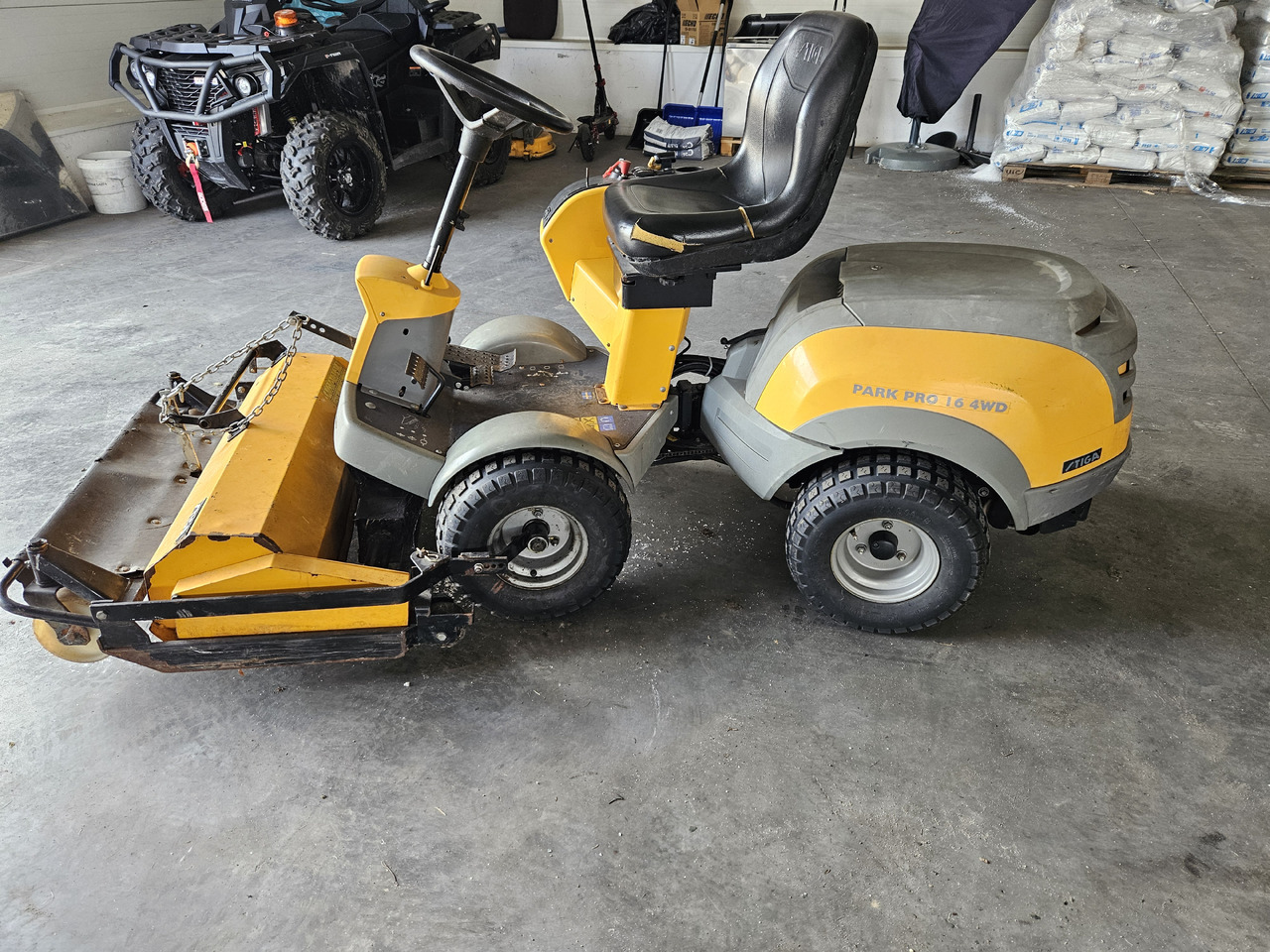 Stiga Park Pro 16 4WD - מכסחת גינה: תמונה 1 Stiga Park Pro 16 4WD - מכסחת גינה: תמונה 1
