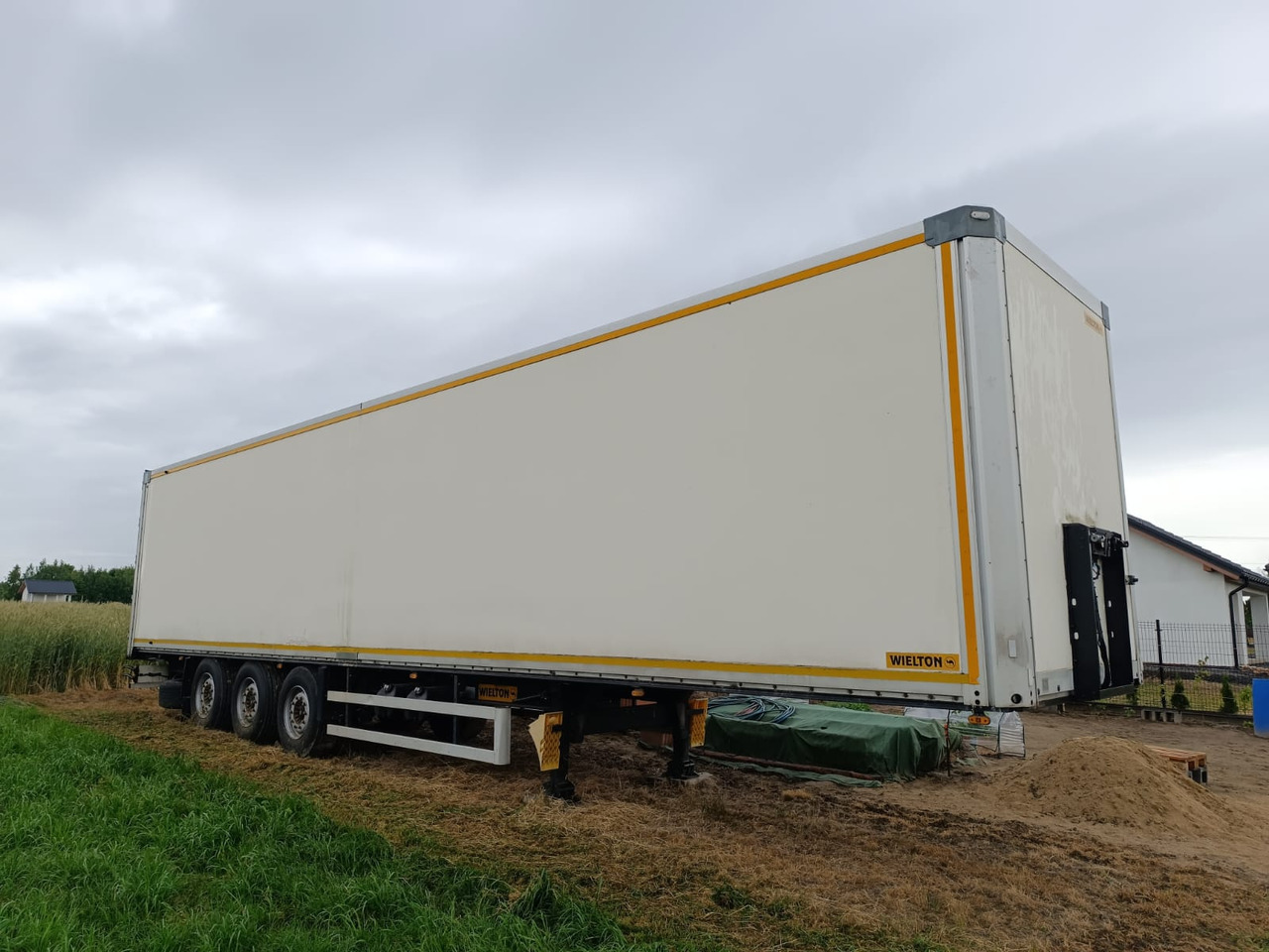 Wielton NS34FT - סמיטריילר בתיבה סגורה: תמונה 1 Wielton NS34FT - סמיטריילר בתיבה סגורה: תמונה 1