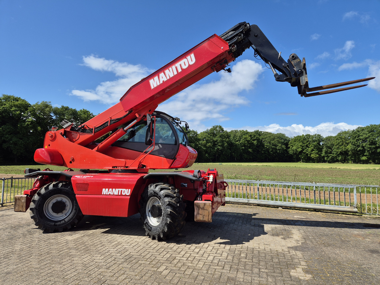 Manitou MRT 2150 plus privilege - מפעיל טלסקופי: תמונה 2 Manitou MRT 2150 plus privilege - מפעיל טלסקופי: תמונה 2