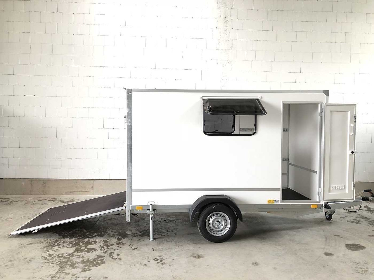 BLYSS F1330HD Rampe Tür 2 Fenster Kofferanhänger - קרון נגרר בתיבה סגורה: תמונה 1 BLYSS F1330HD Rampe Tür 2 Fenster Kofferanhänger - קרון נגרר בתיבה סגורה: תמונה 1