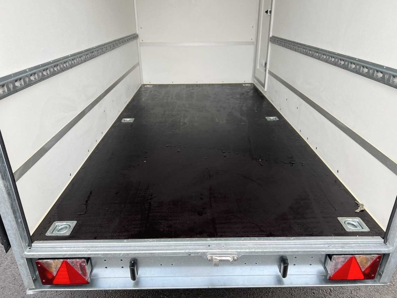 BLYSS F1330HD Seitentür Kofferanhänger - קרון נגרר בתיבה סגורה: תמונה 5 BLYSS F1330HD Seitentür Kofferanhänger - קרון נגרר בתיבה סגורה: תמונה 5
