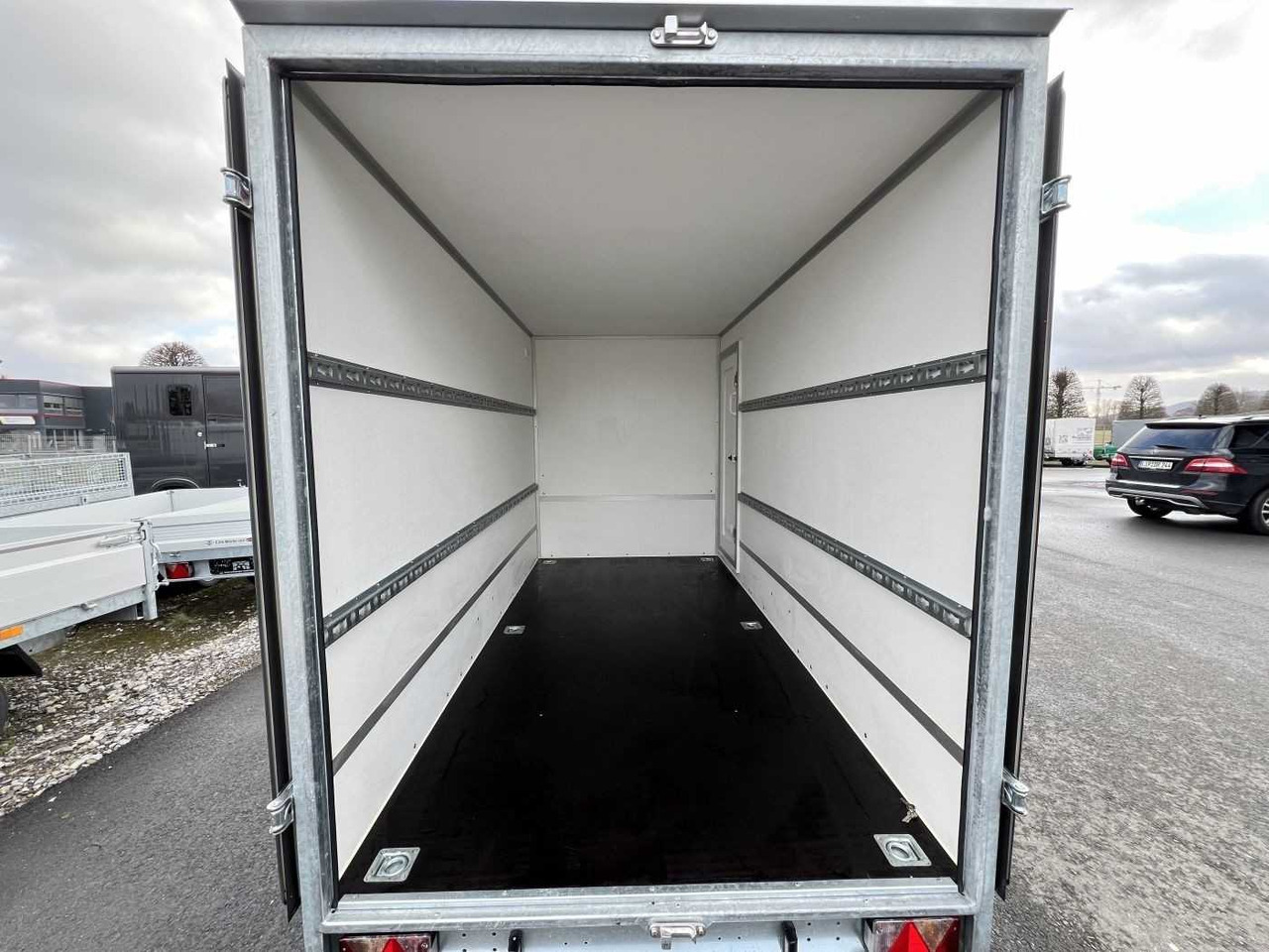 BLYSS F1330HD Seitentür Kofferanhänger - קרון נגרר בתיבה סגורה: תמונה 4 BLYSS F1330HD Seitentür Kofferanhänger - קרון נגרר בתיבה סגורה: תמונה 4