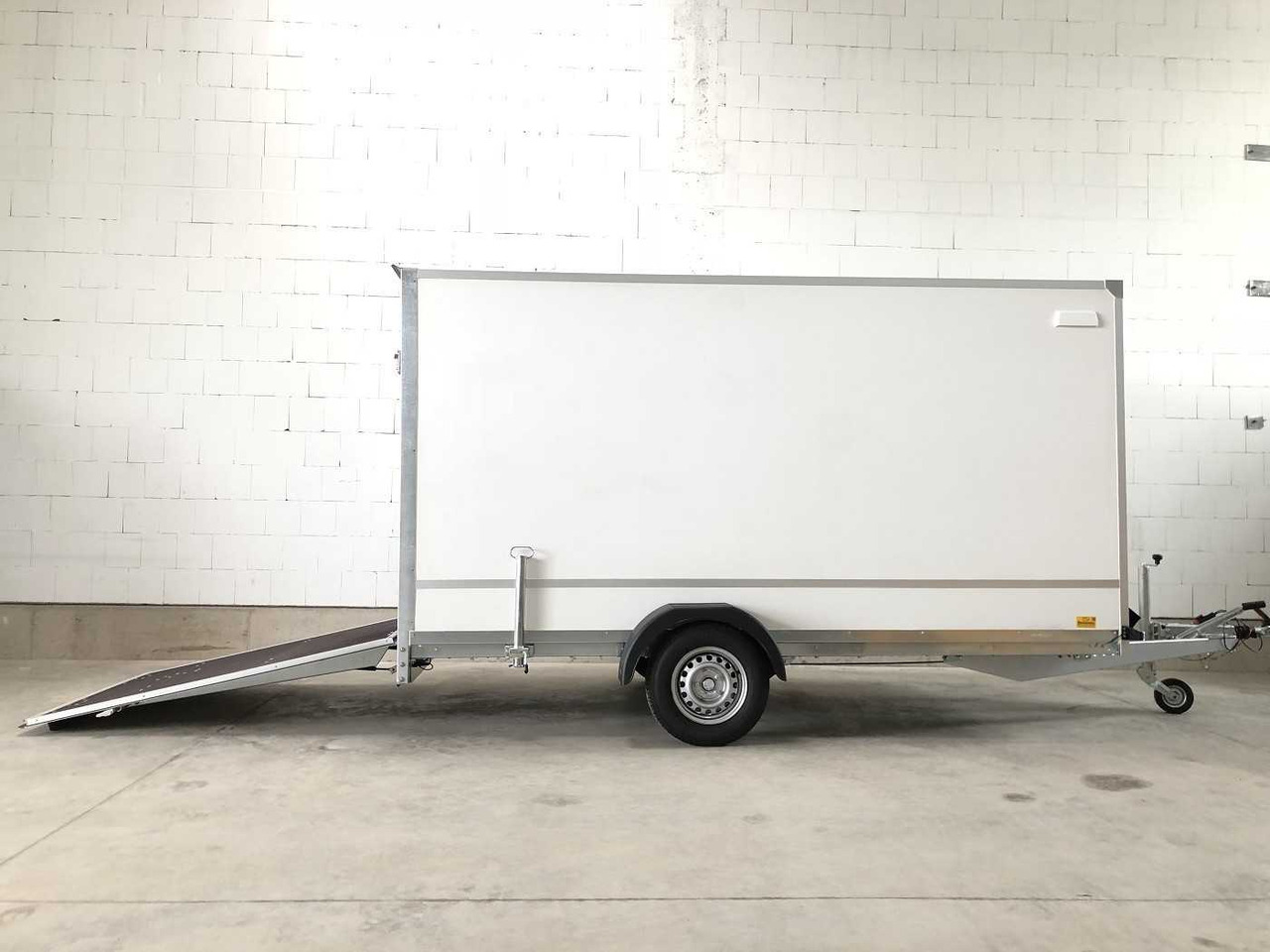 BLYSS F1336HD Rampe Kofferanhänger - קרון נגרר בתיבה סגורה: תמונה 2 BLYSS F1336HD Rampe Kofferanhänger - קרון נגרר בתיבה סגורה: תמונה 2