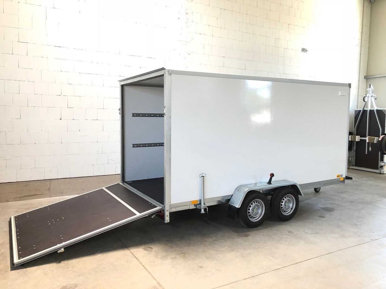 BLYSS F2741HT Rampe Kofferanhänger - קרון נגרר בתיבה סגורה: תמונה 1 BLYSS F2741HT Rampe Kofferanhänger - קרון נגרר בתיבה סגורה: תמונה 1