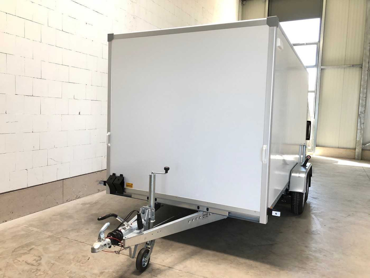 BLYSS F2741HT Rampe Kofferanhänger - קרון נגרר בתיבה סגורה: תמונה 3 BLYSS F2741HT Rampe Kofferanhänger - קרון נגרר בתיבה סגורה: תמונה 3