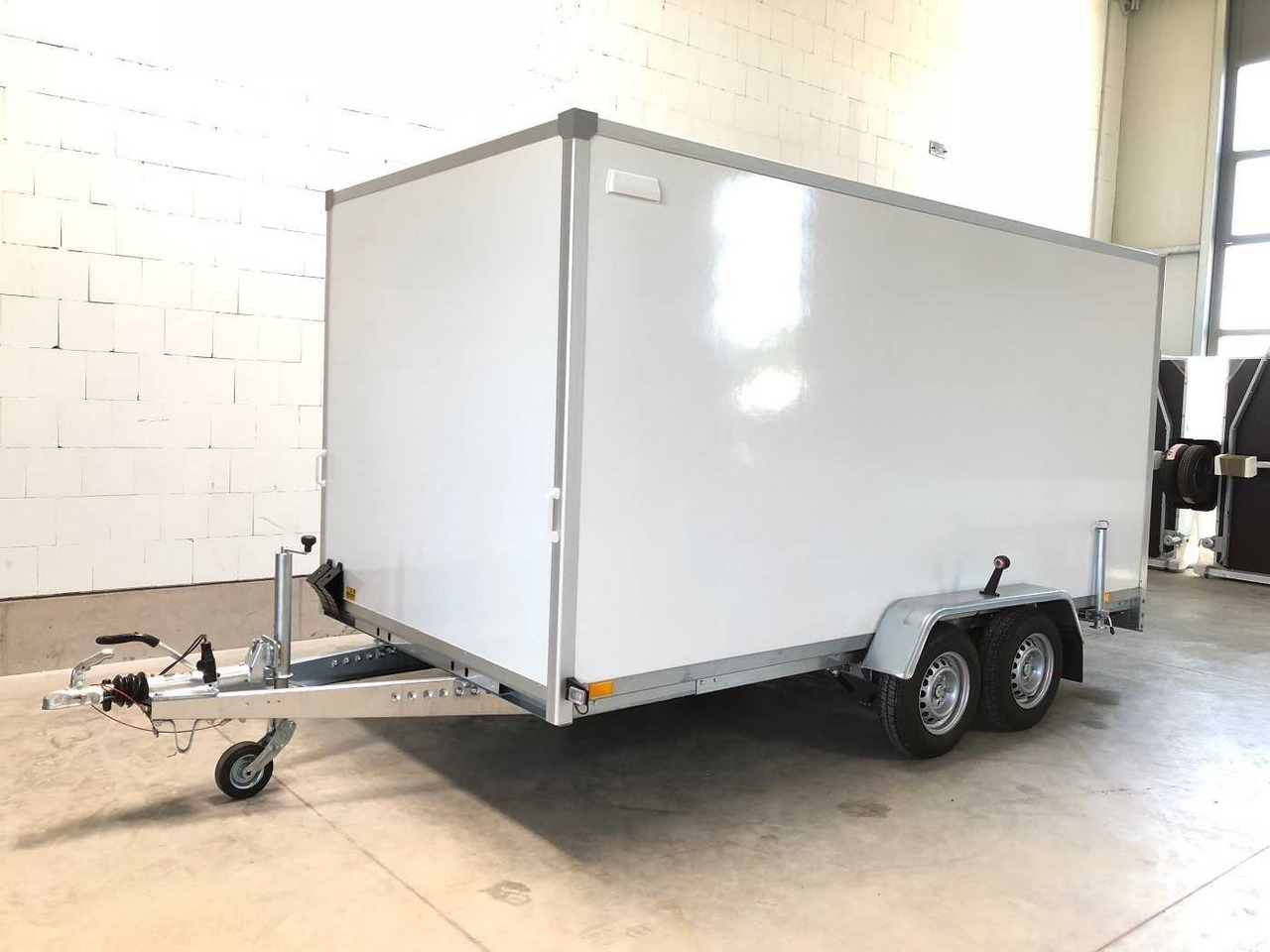 BLYSS F2741HT Rampe Kofferanhänger - קרון נגרר בתיבה סגורה: תמונה 2 BLYSS F2741HT Rampe Kofferanhänger - קרון נגרר בתיבה סגורה: תמונה 2