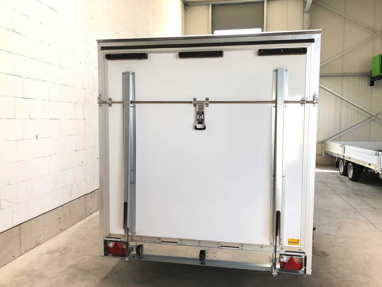 BLYSS F2741HT Rampe Kofferanhänger - קרון נגרר בתיבה סגורה: תמונה 4 BLYSS F2741HT Rampe Kofferanhänger - קרון נגרר בתיבה סגורה: תמונה 4