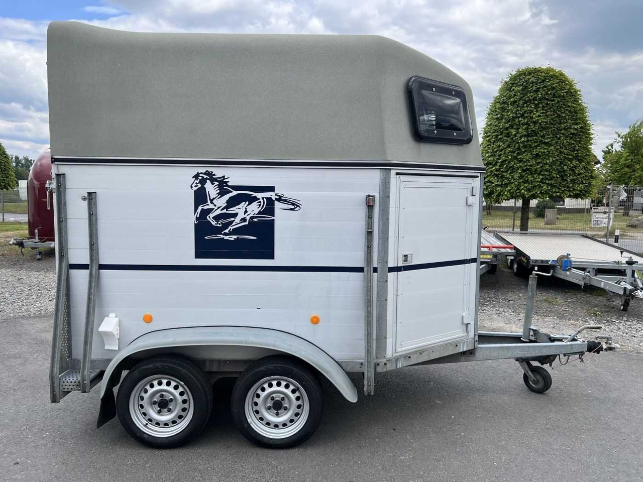 BOECKMANN Duo AP Pferdetransporter Viehanhänger - קרון נגרר לסוסים: תמונה 2 BOECKMANN Duo AP Pferdetransporter Viehanhänger - קרון נגרר לסוסים: תמונה 2