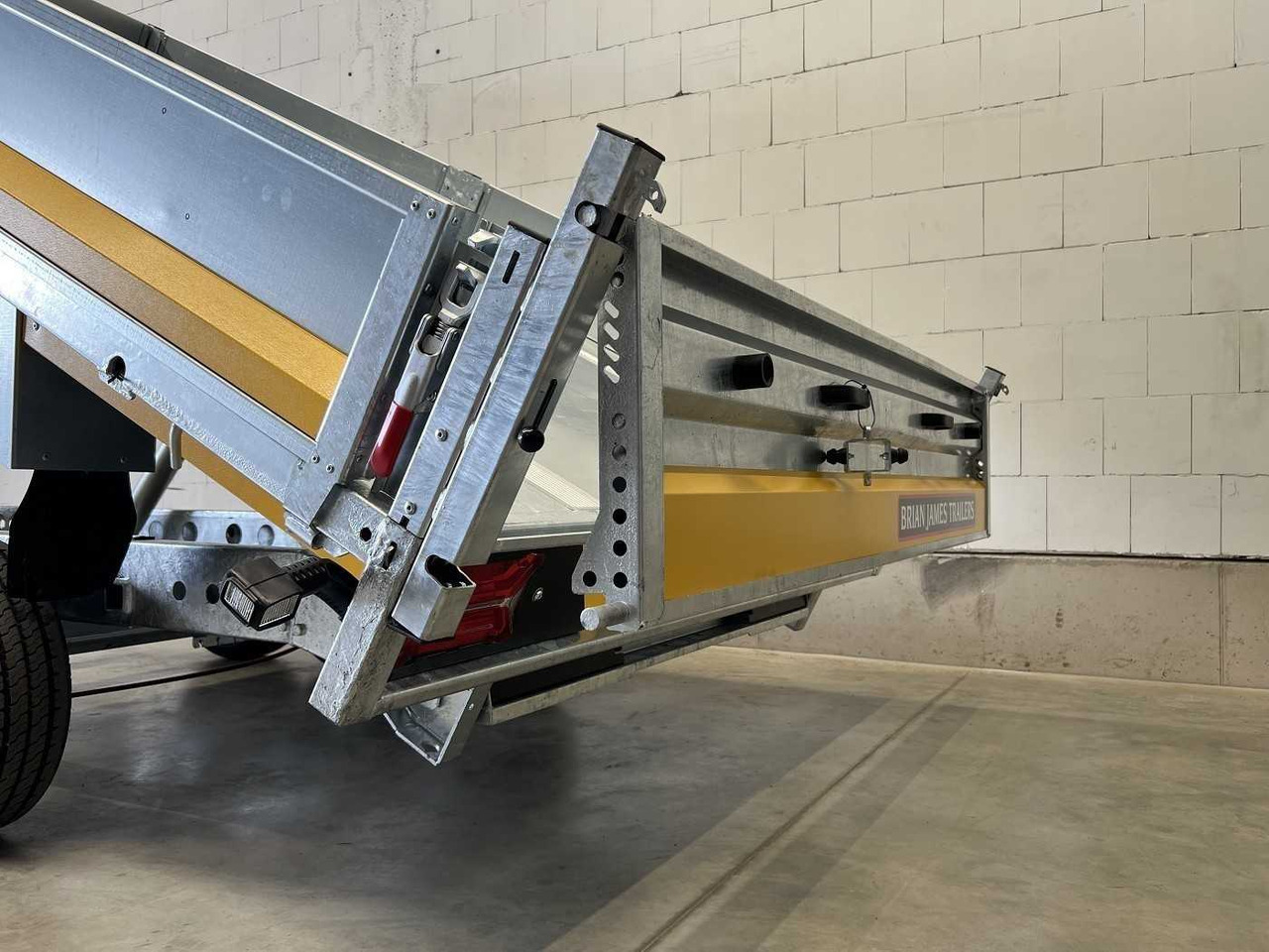 BRIAN_JAMES Cargo Tipper 2 3-Achser Rückwärtskipper - קרון נגרר עם מזהיר: תמונה 4 BRIAN_JAMES Cargo Tipper 2 3-Achser Rückwärtskipper - קרון נגרר עם מזהיר: תמונה 4