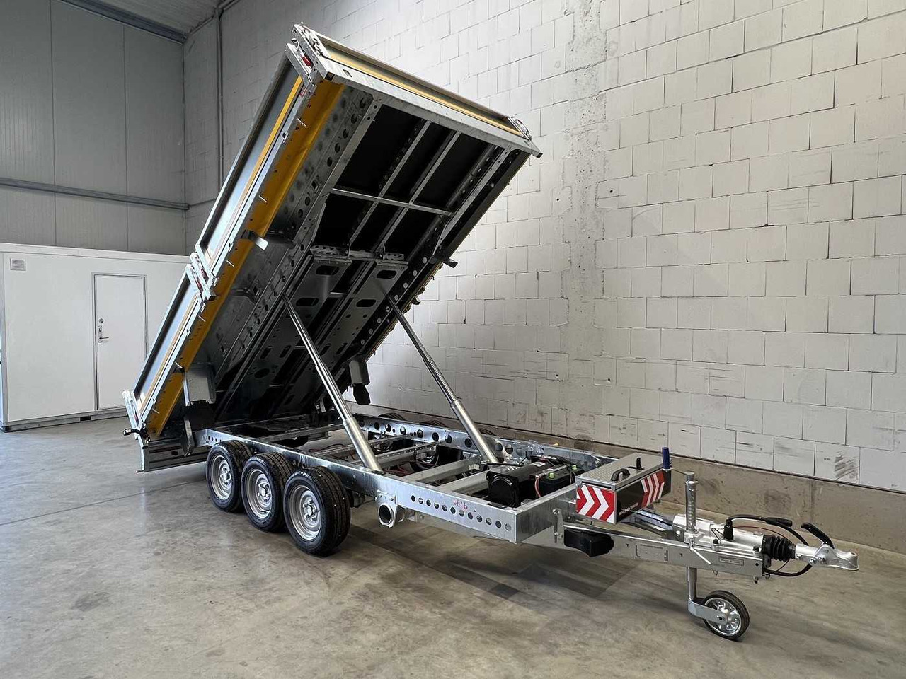 BRIAN_JAMES Cargo Tipper 2 3-Achser Rückwärtskipper - קרון נגרר עם מזהיר: תמונה 2 BRIAN_JAMES Cargo Tipper 2 3-Achser Rückwärtskipper - קרון נגרר עם מזהיר: תמונה 2