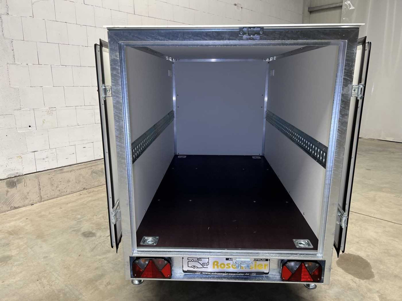 CHEVAL LIBERTE DEBON C220 Roadster Kofferanhänger - קרון נגרר בתיבה סגורה: תמונה 5 CHEVAL LIBERTE DEBON C220 Roadster Kofferanhänger - קרון נגרר בתיבה סגורה: תמונה 5
