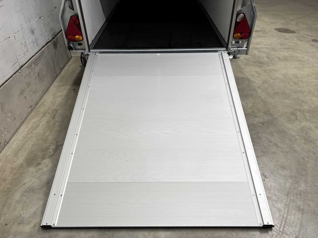 CHEVAL LIBERTE DEBON C255 Plywood Seitentür Kofferanhänger - קרון נגרר בתיבה סגורה: תמונה 5 CHEVAL LIBERTE DEBON C255 Plywood Seitentür Kofferanhänger - קרון נגרר בתיבה סגורה: תמונה 5