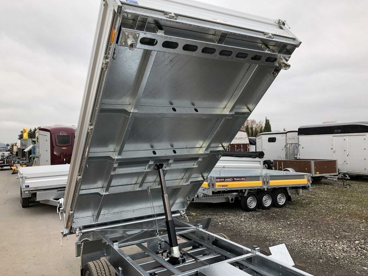 HUMBAUR HTK 3000.31 Dreiseitenkipper - קרון נגרר עם מזהיר: תמונה 5 HUMBAUR HTK 3000.31 Dreiseitenkipper - קרון נגרר עם מזהיר: תמונה 5