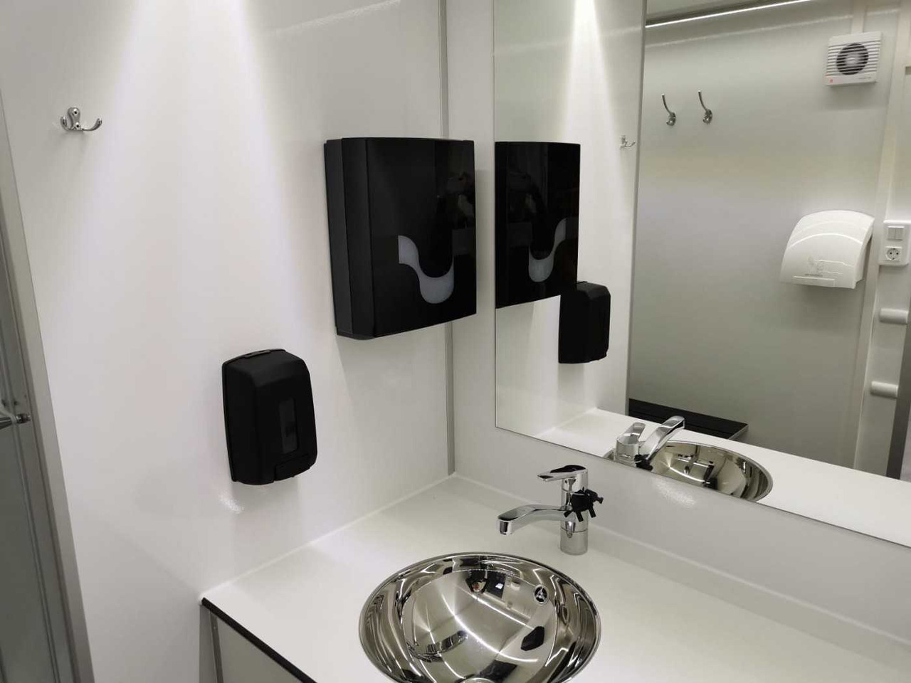 ROSEMEIER EW TA-NO Badanhänger mit WC LUX Toilettenanhänger - מכולת בנייה, קרון נגרר: תמונה 5 ROSEMEIER EW TA-NO Badanhänger mit WC LUX Toilettenanhänger - מכולת בנייה, קרון נגרר: תמונה 5