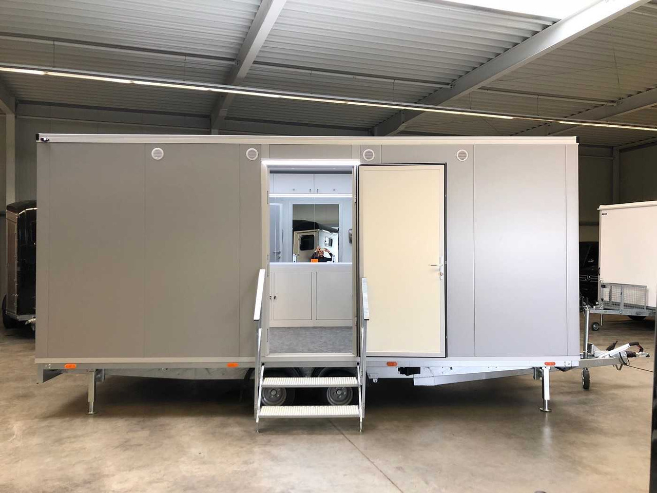 ROSEMEIER VE Duschwagen mit 4 Duschen Toilettenanhänger - מכולת בנייה, קרון נגרר: תמונה 2 ROSEMEIER VE Duschwagen mit 4 Duschen Toilettenanhänger - מכולת בנייה, קרון נגרר: תמונה 2