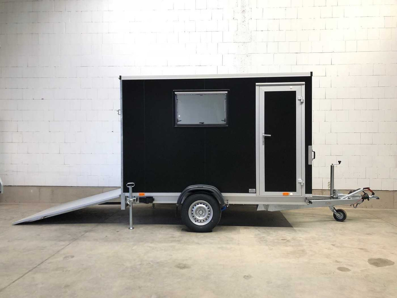 VEZEKO TK B 15.30 Rampe, Tür, Fenster Kofferanhänger - קרון נגרר בתיבה סגורה: תמונה 2 VEZEKO TK B 15.30 Rampe, Tür, Fenster Kofferanhänger - קרון נגרר בתיבה סגורה: תמונה 2