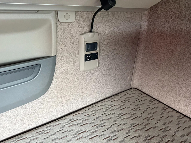 יחידת טרקטור DAF XF 106.460 XF460 4X2 Spacecab / 2 beds / Hydraulics / alcoa / full spoilers / ADR: תמונה 13 יחידת טרקטור DAF XF 106.460 XF460 4X2 Spacecab / 2 beds / Hydraulics / alcoa / full spoilers / ADR: תמונה 13