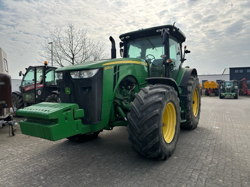 John Deere 8260R AutoPowr - טרקטור חקלאי: תמונה 1 John Deere 8260R AutoPowr - טרקטור חקלאי: תמונה 1
