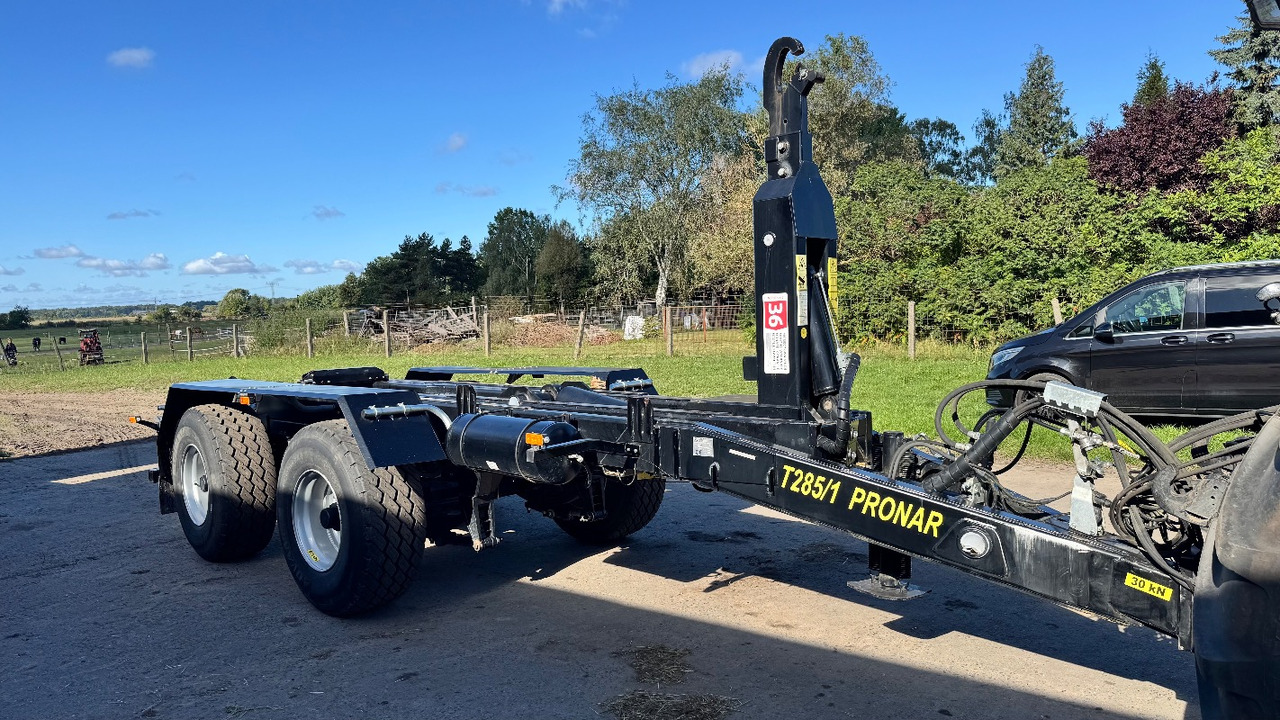 PRONAR T285/1 Hakenlift mit 2 Containern - כלי/ ציוד: תמונה 1 PRONAR T285/1 Hakenlift mit 2 Containern - כלי/ ציוד: תמונה 1