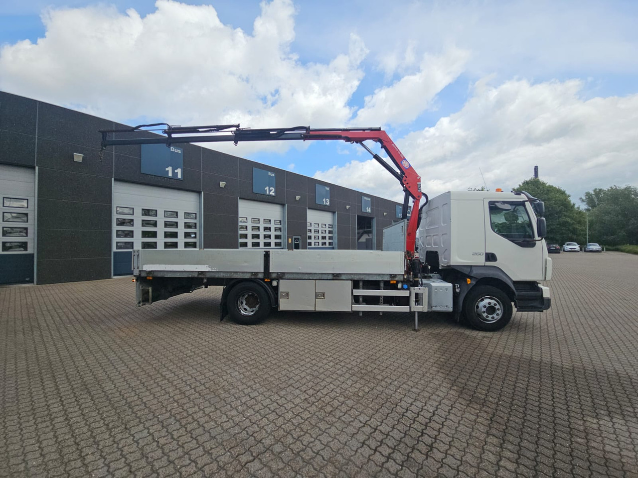 Volvo FL250 - משאית צד נופל/ שטוחה, משאית מנוף: תמונה 3 Volvo FL250 - משאית צד נופל/ שטוחה, משאית מנוף: תמונה 3