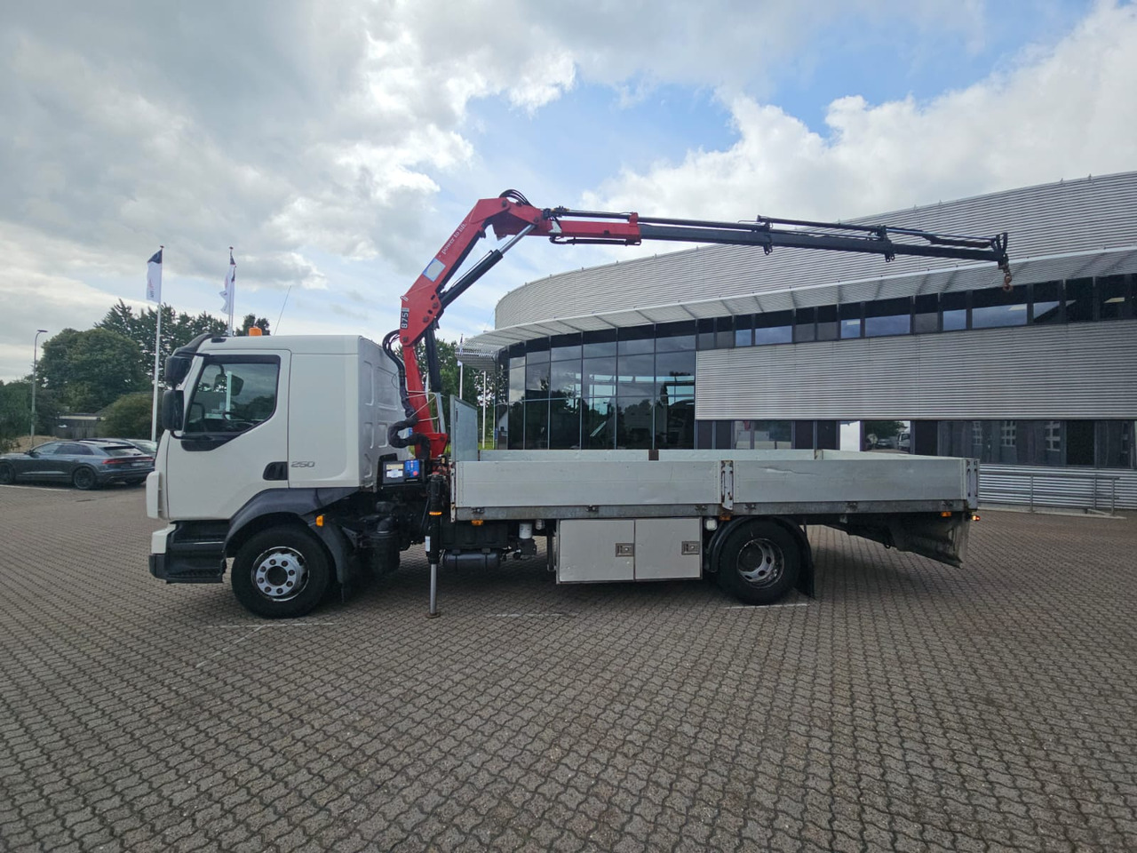 Volvo FL250 - משאית צד נופל/ שטוחה, משאית מנוף: תמונה 4 Volvo FL250 - משאית צד נופל/ שטוחה, משאית מנוף: תמונה 4