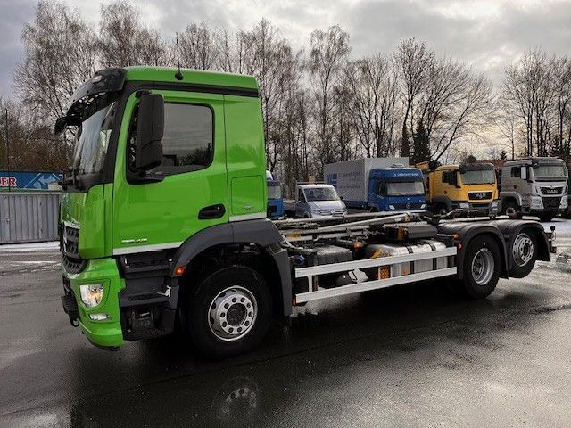 Mercedes-Benz Arocs 2643 Mit Meiller Abrollkipper Top - משאית הרמת וו: תמונה 1 Mercedes-Benz Arocs 2643 Mit Meiller Abrollkipper Top - משאית הרמת וו: תמונה 1