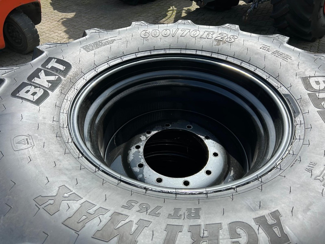 BKT 600/70R28 - 2 Stück - גלגלים וצמיגים עבור מכונה חקלאית: תמונה 3 BKT 600/70R28 - 2 Stück - גלגלים וצמיגים עבור מכונה חקלאית: תמונה 3