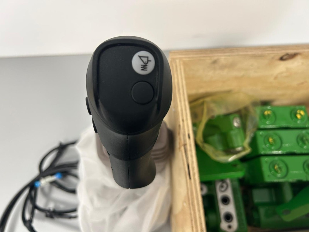 John Deere Einhebelsteuergerät mechanisch vom 6155R - חלקי הידרוליקה עבור מכונה חקלאית: תמונה 3 John Deere Einhebelsteuergerät mechanisch vom 6155R - חלקי הידרוליקה עבור מכונה חקלאית: תמונה 3