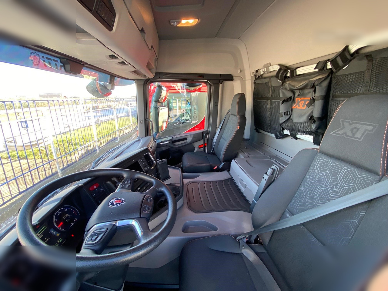 Interior photo 1: מזהיר SCANIA G500 XT