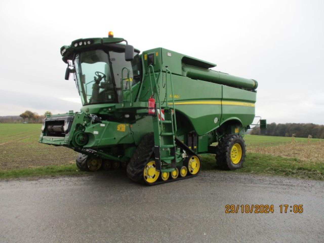 John Deere s680I - מקצרת קומבינה: תמונה 1 John Deere s680I - מקצרת קומבינה: תמונה 1