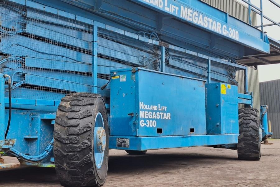 מעלית מספריים Holland Lift Megastar G300 Diesel, 4x4x4 Drive, 33.5m Working H: תמונה 10