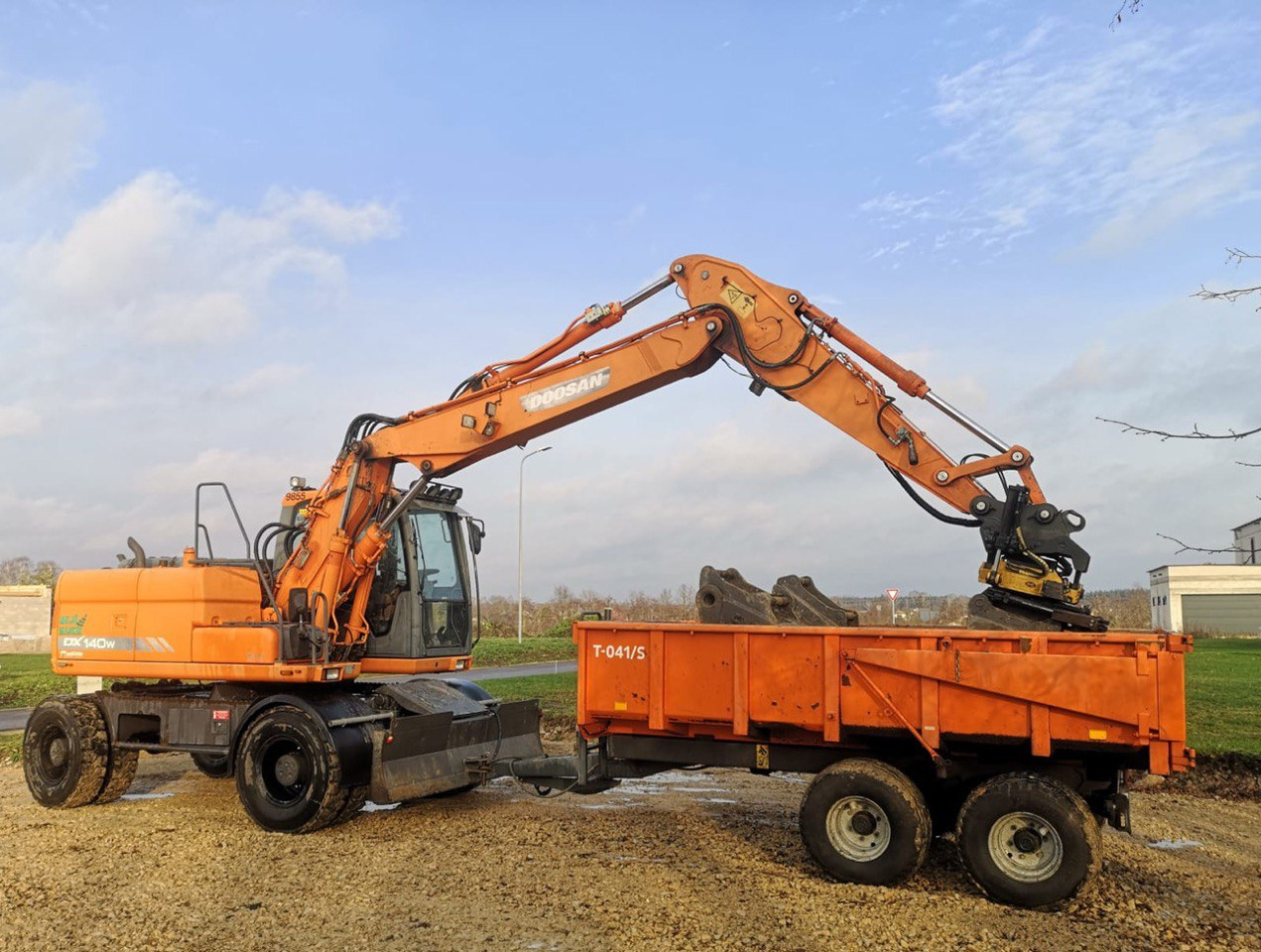 Doosan DX 140 - מחפר גלגלים: תמונה 1 Doosan DX 140 - מחפר גלגלים: תמונה 1
