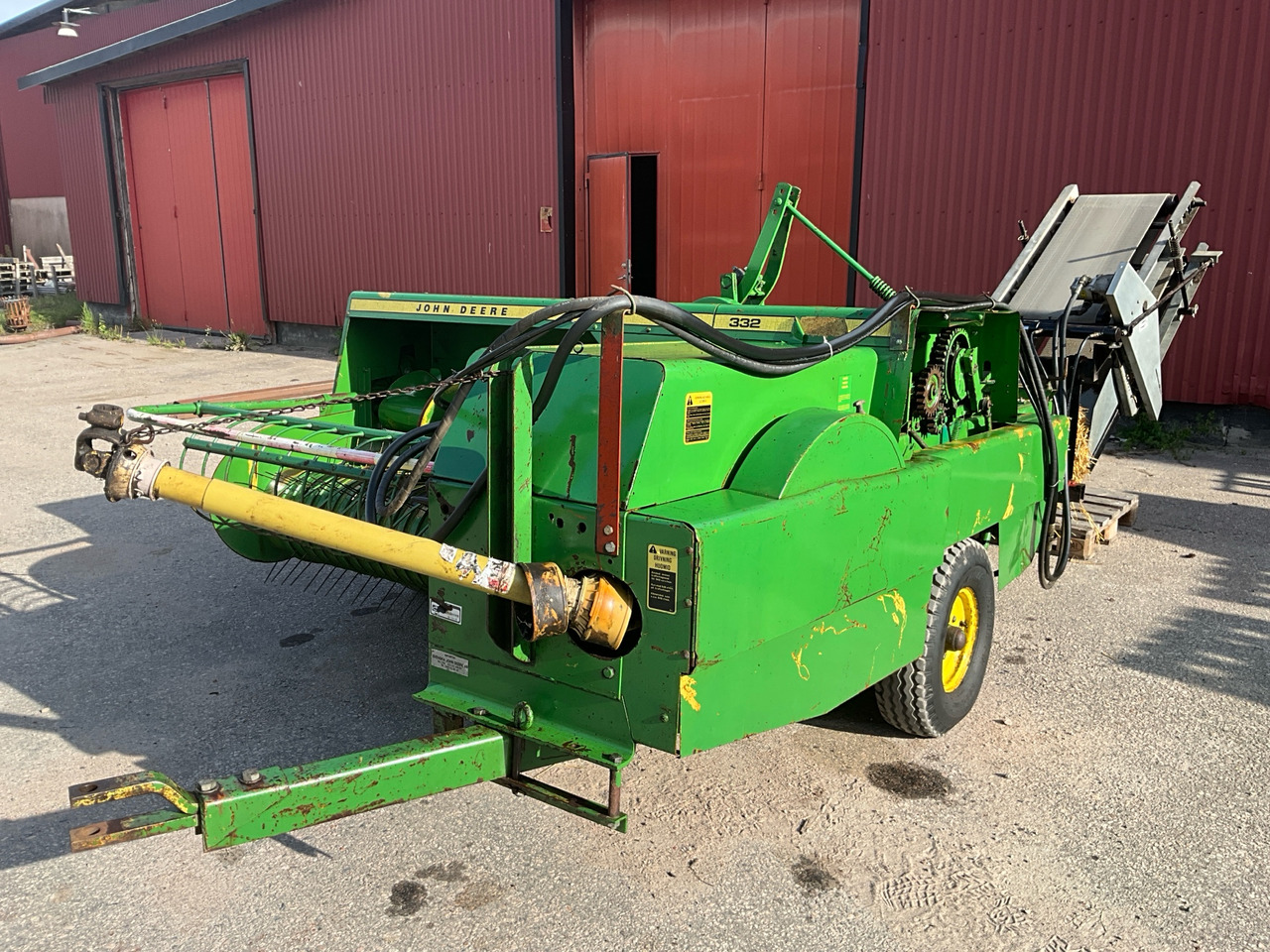 John Deere 332 - מכונת צרור עגולה: תמונה 1 John Deere 332 - מכונת צרור עגולה: תמונה 1