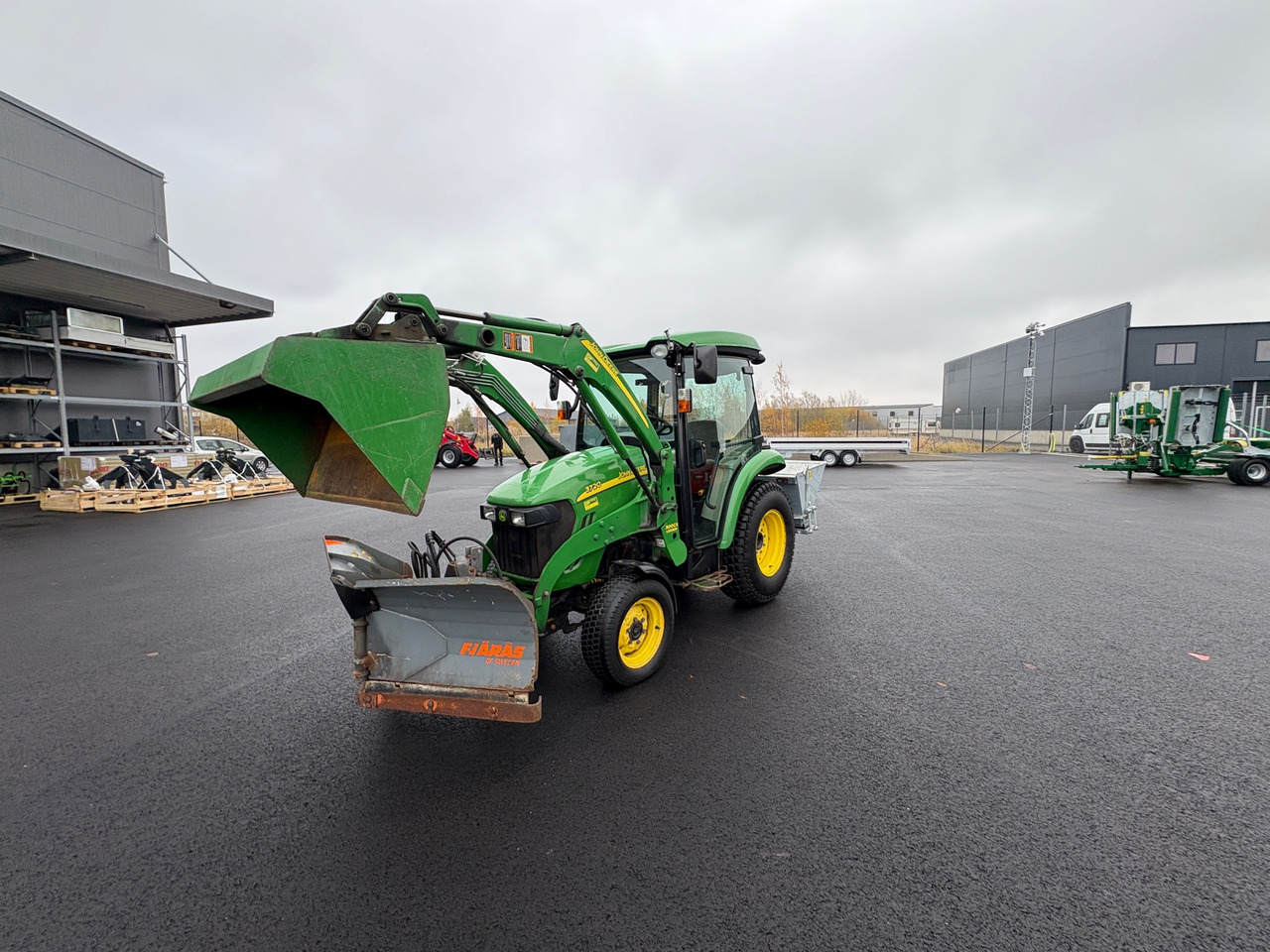 John Deere 3720 - טרקטור חקלאי: תמונה 1 John Deere 3720 - טרקטור חקלאי: תמונה 1