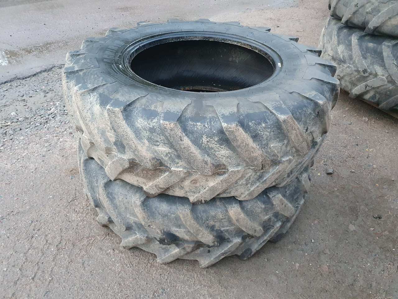 Michelin 13.6R24 Agribib - צמיג עבור מכונה חקלאית: תמונה 1 Michelin 13.6R24 Agribib - צמיג עבור מכונה חקלאית: תמונה 1