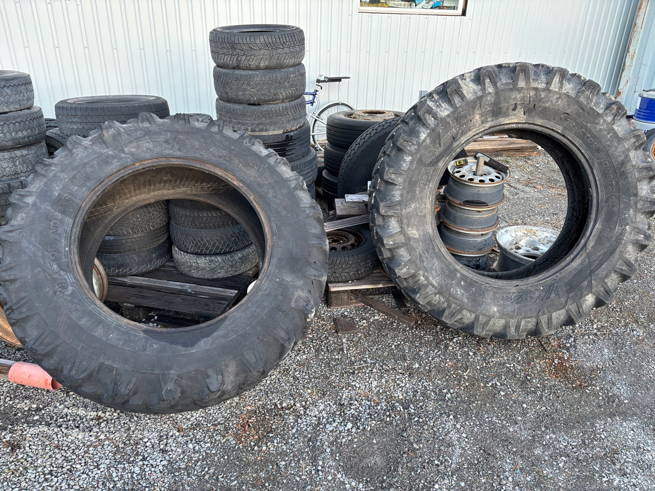 Nokian Tractor Industrial - צמיג עבור מכונת בנייה: תמונה 1 Nokian Tractor Industrial - צמיג עבור מכונת בנייה: תמונה 1