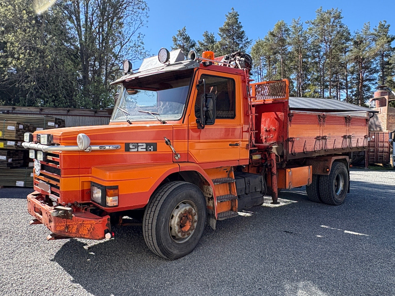 Scania T 92H 4x2 - משאית צד נופל/ שטוחה: תמונה 1 Scania T 92H 4x2 - משאית צד נופל/ שטוחה: תמונה 1