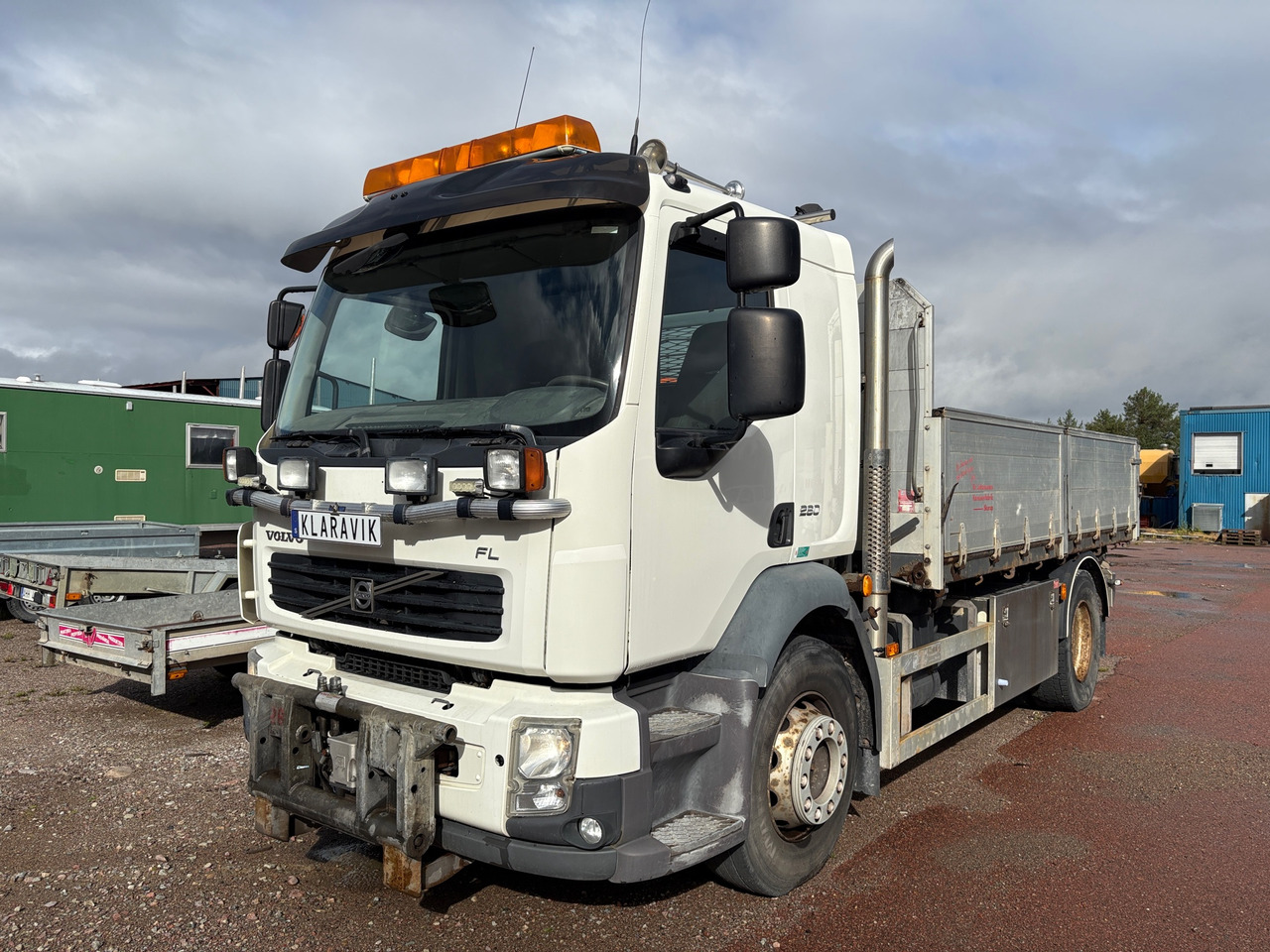 Volvo FL260 - משאית צד נופל/ שטוחה: תמונה 1 Volvo FL260 - משאית צד נופל/ שטוחה: תמונה 1