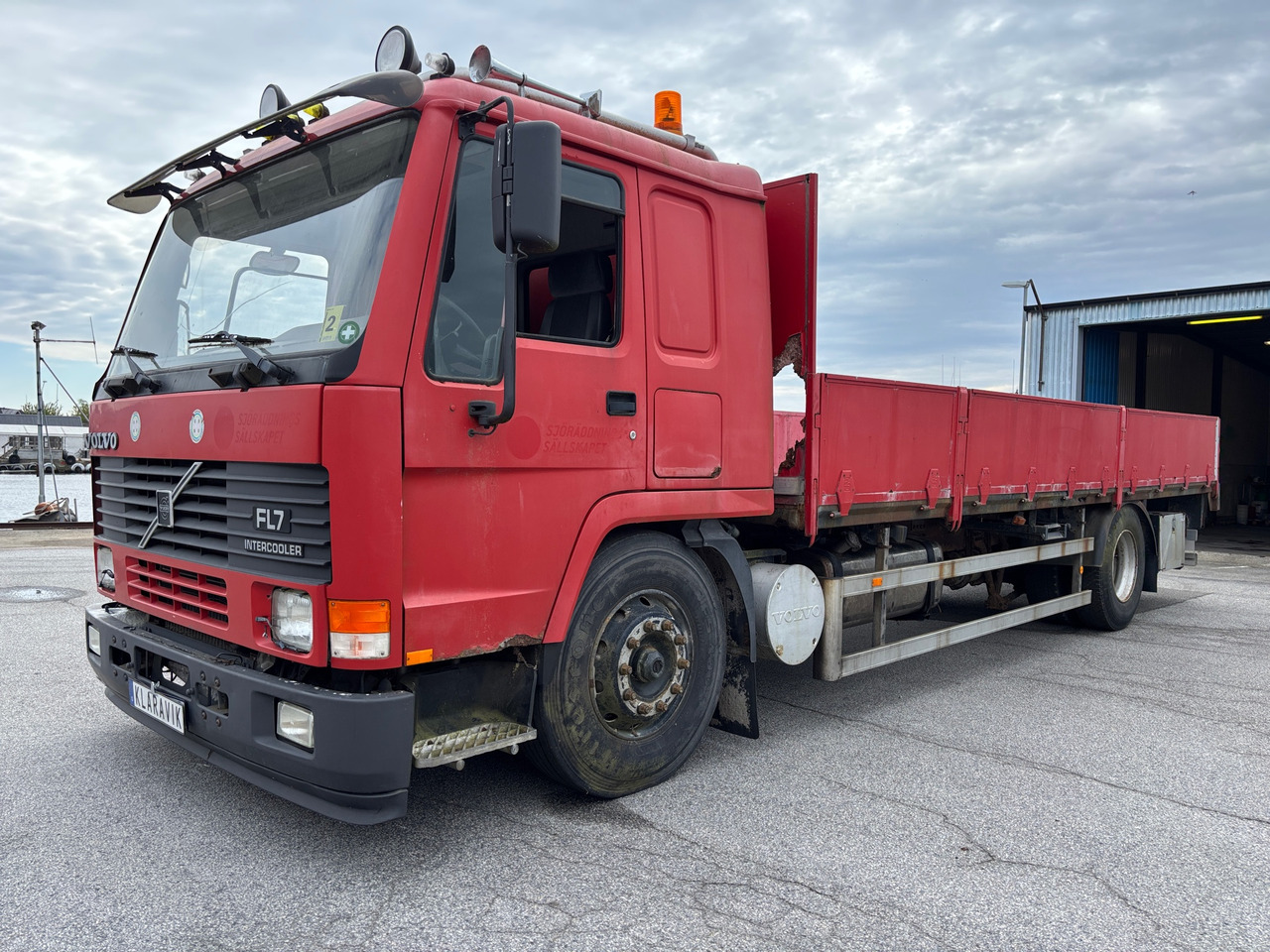 Volvo FL7 - משאית צד נופל/ שטוחה: תמונה 1 Volvo FL7 - משאית צד נופל/ שטוחה: תמונה 1