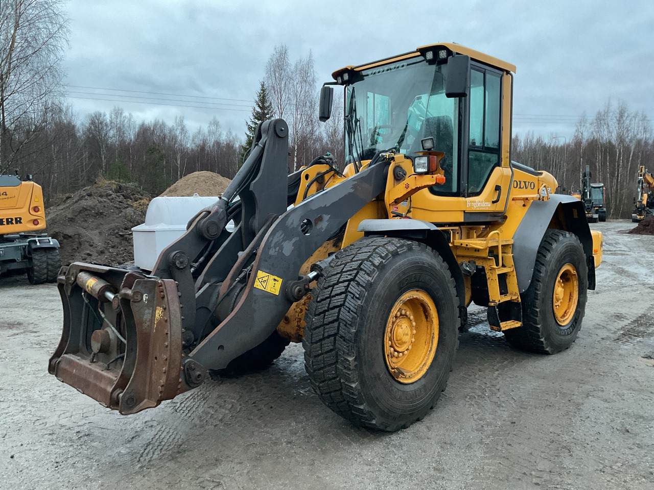 Volvo L90F - מעמיס גלגלים: תמונה 1 Volvo L90F - מעמיס גלגלים: תמונה 1