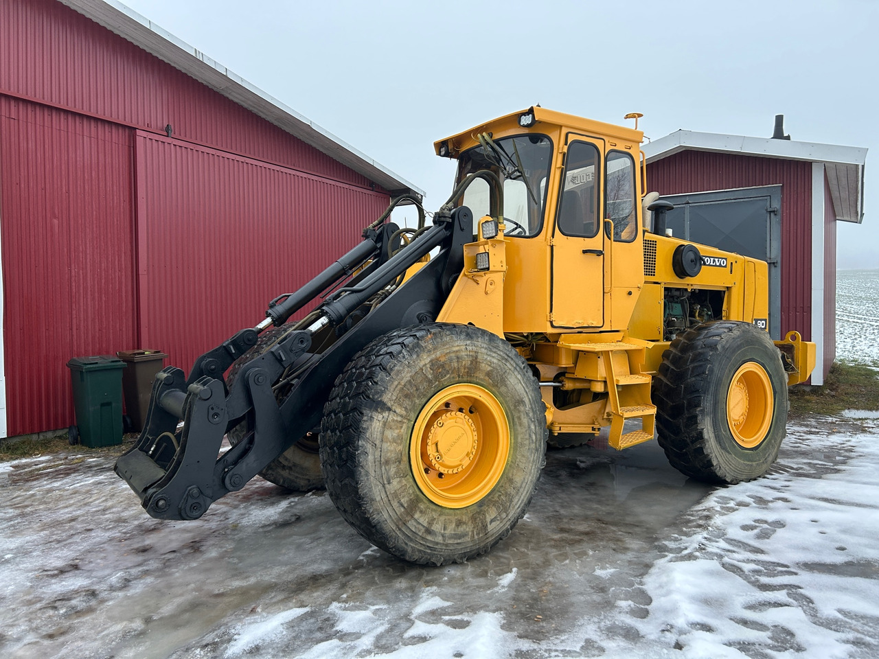 Volvo L90 - מעמיס גלגלים: תמונה 1 Volvo L90 - מעמיס גלגלים: תמונה 1
