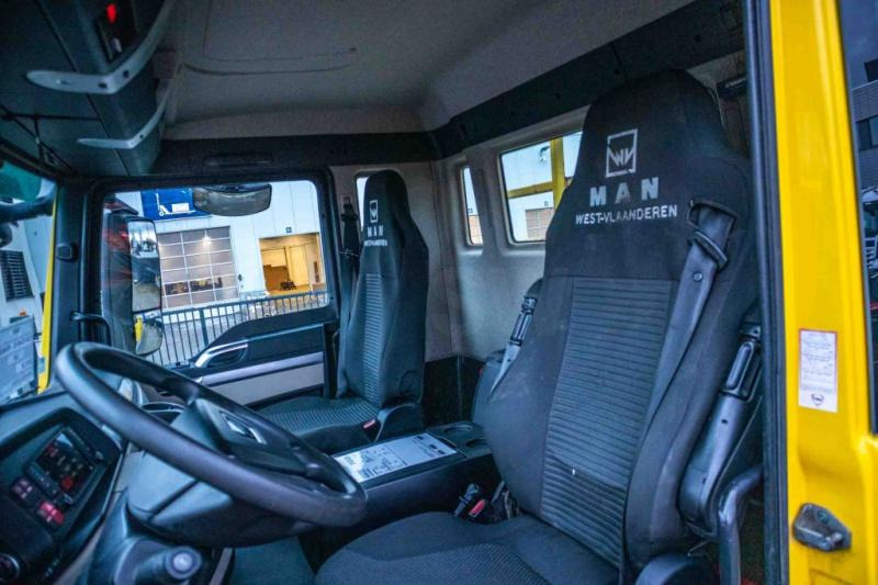 Interior photo 2: משאית צד נופל/ שטוחה, משאית מנוף MAN TGS 35.460 BL - KENNIS 16R/3