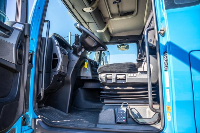 Interior photo 1: יחידת טרקטור MAN TGX 18.400 XL BLS