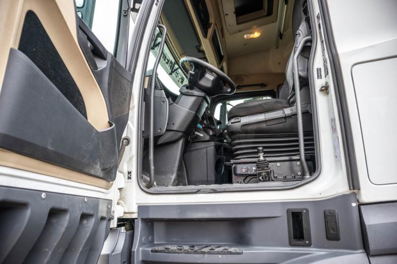 Interior photo 1: יחידת טרקטור Mercedes AROCS 1846 HAD + HYDR.