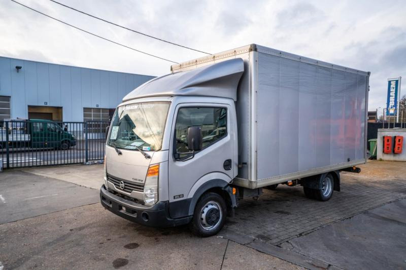 Nissan CABSTAR 35.13 - כלי רכב מסחרי עם לוח: תמונה 1 Nissan CABSTAR 35.13 - כלי רכב מסחרי עם לוח: תמונה 1