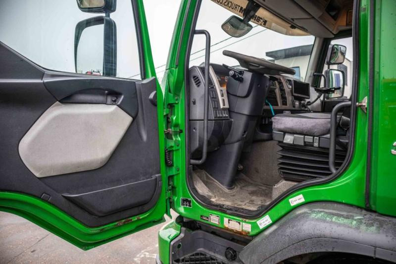 Interior photo 1: משאית תיבה Volvo FE 300