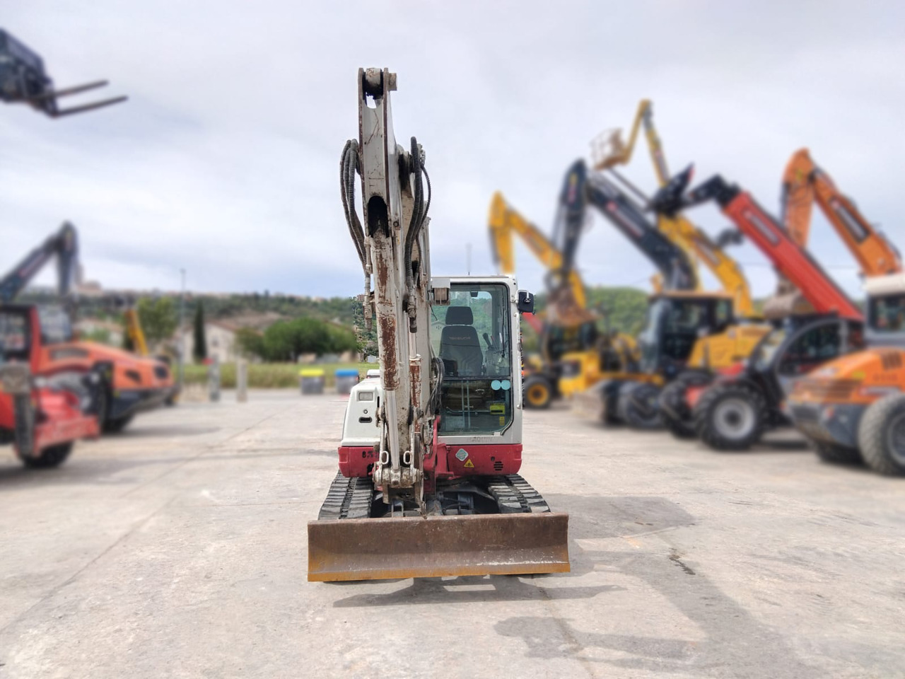 TAKEUCHI TB250 - מיני מחפר: תמונה 4 TAKEUCHI TB250 - מיני מחפר: תמונה 4