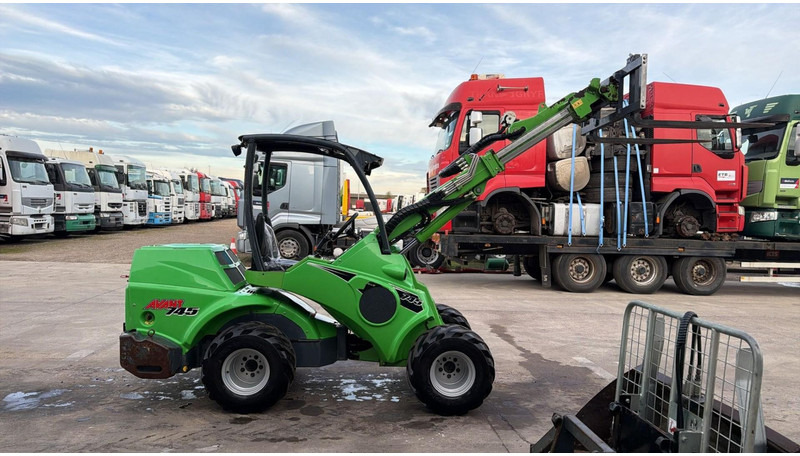 Avant 745 TDL (BELGIAN MACHINE / TOP CONDITION / 4X4 OPTIDRIVE / INCL ATTACHMENTS) - מעמיס רצועות קומפקטי: תמונה 4 Avant 745 TDL (BELGIAN MACHINE / TOP CONDITION / 4X4 OPTIDRIVE / INCL ATTACHMENTS) - מעמיס רצועות קומפקטי: תמונה 4