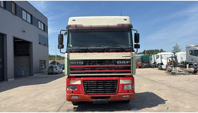 DAF XF 95.430 (EURO 3 / BOITE MANUELLE / MANUAL GEARBOX) - יחידת טרקטור: תמונה 2 DAF XF 95.430 (EURO 3 / BOITE MANUELLE / MANUAL GEARBOX) - יחידת טרקטור: תמונה 2