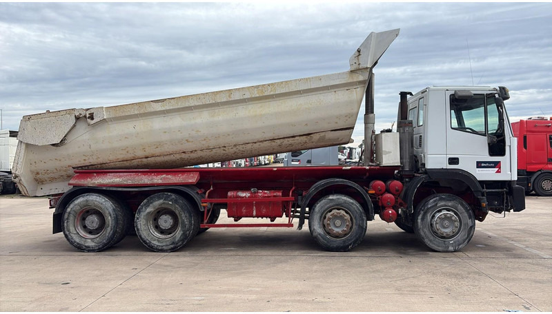 Iveco EUROTRAKKER 320 E 35 (GRAND PONT / LAMES / POMPE MANUELLE / 8X4 / CURSOR 8) - מזהיר: תמונה 4 Iveco EUROTRAKKER 320 E 35 (GRAND PONT / LAMES / POMPE MANUELLE / 8X4 / CURSOR 8) - מזהיר: תמונה 4